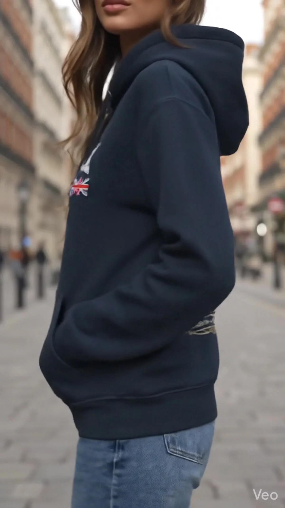 Sudadera con capucha personalizada vista de perfil como referencia de colocación