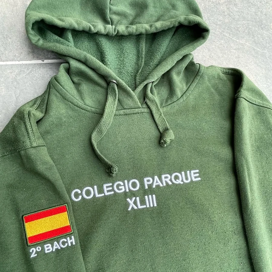 Detalle de sudadera personalizada para instituto