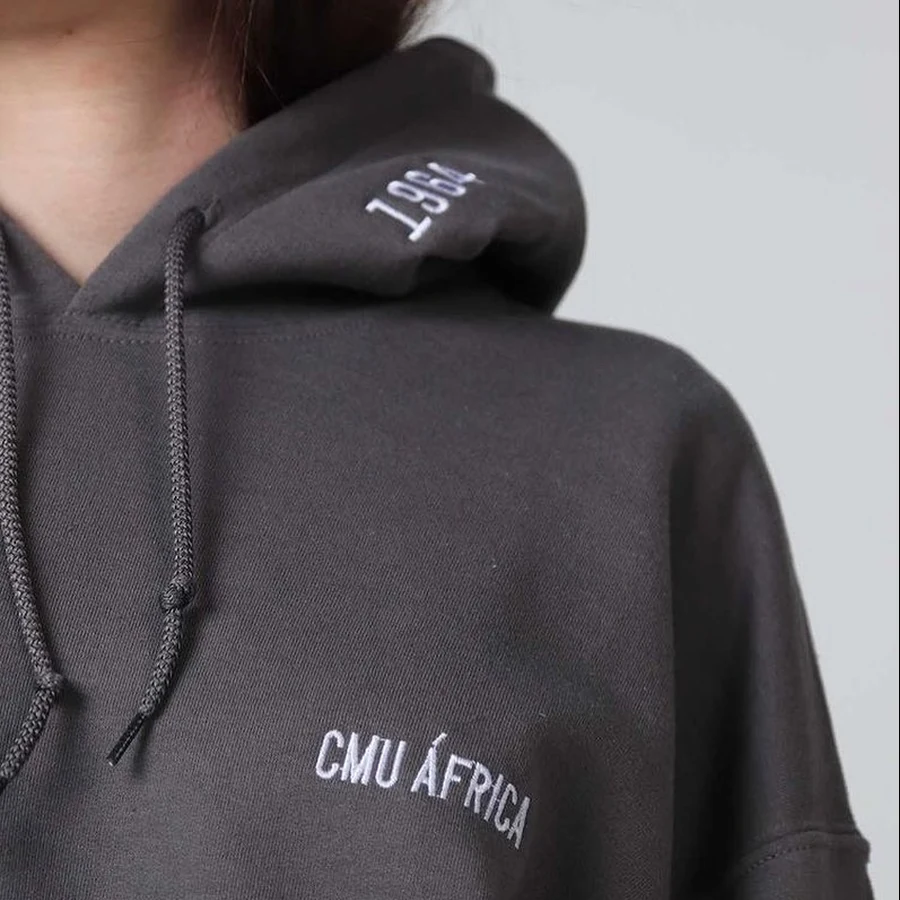 Detalle de sudadera de colegio personalizada