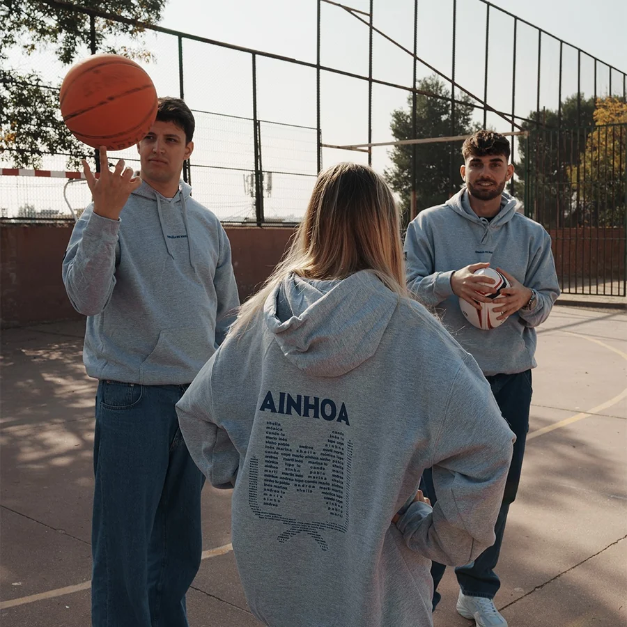 Equipo con sudaderas personalizadas y nombres individuales