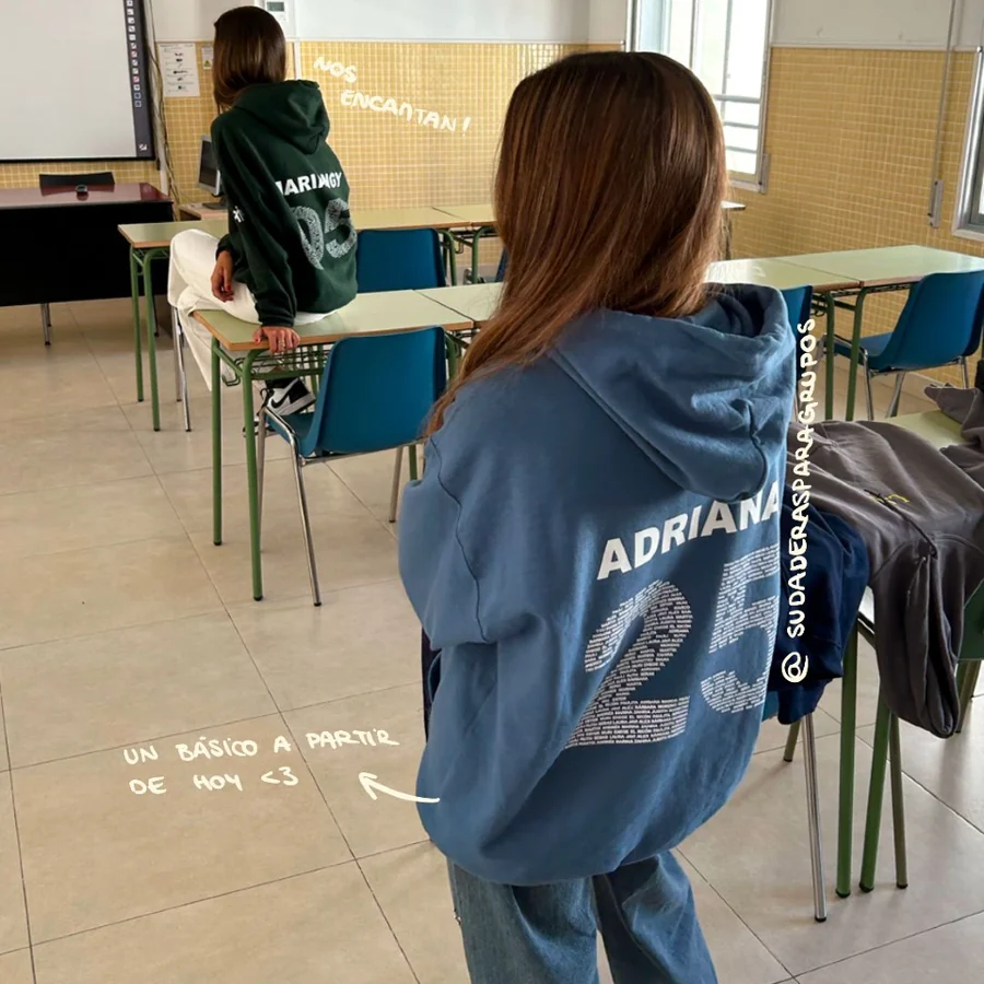 Sudadera con nombre y dorsal personalizado en un aula