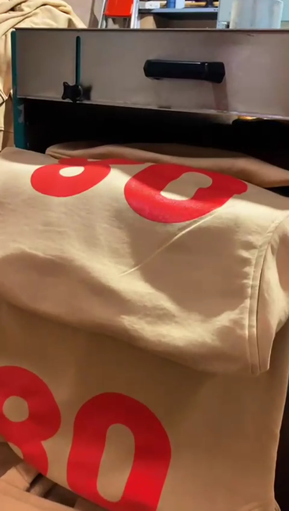 Sudadera real en proceso de personalización dentro del taller
