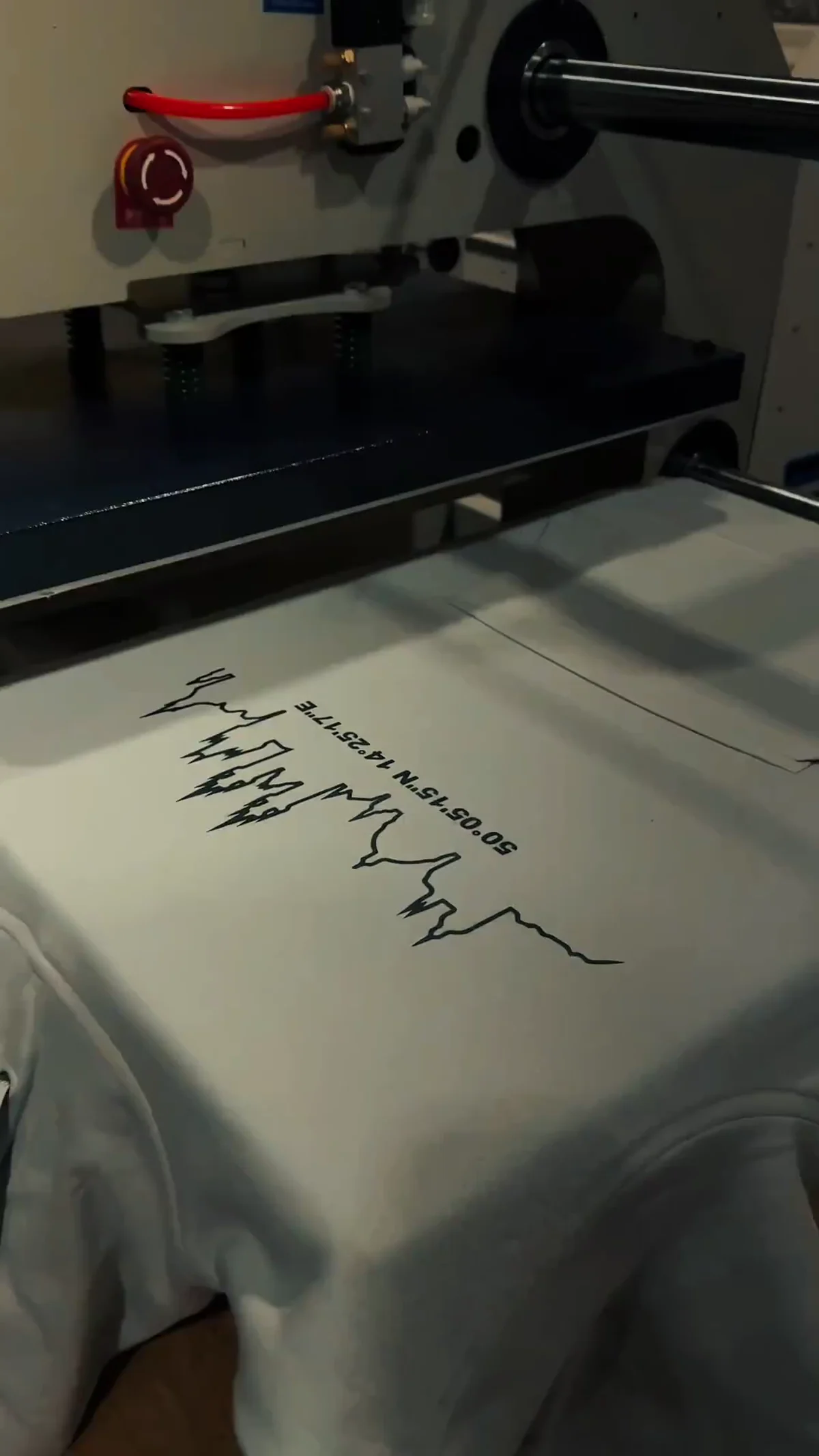 Trabajo real de personalización de sudaderas de grupo en taller