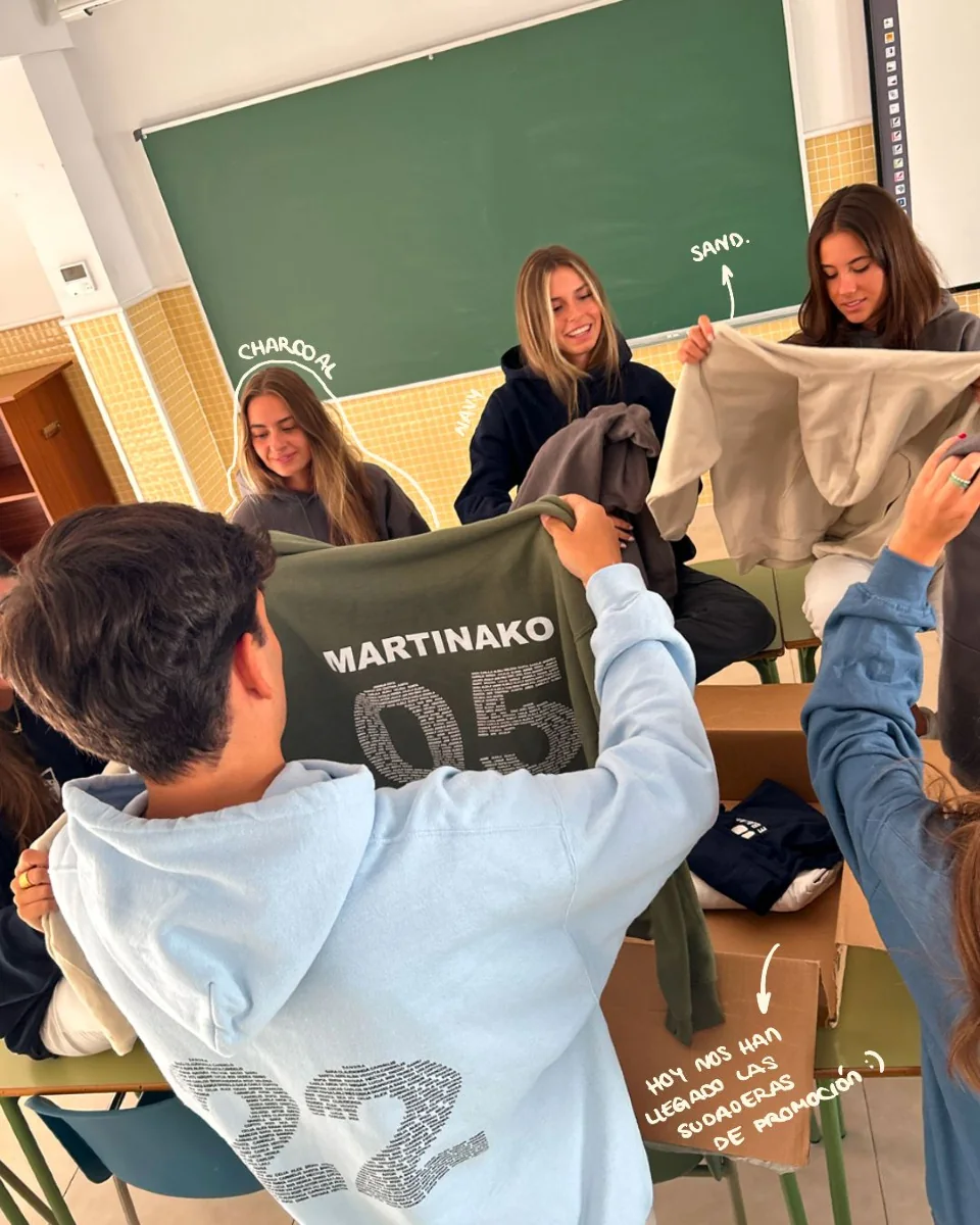 Alumnos de 4º ESO estrenando las sudaderas de su promoción