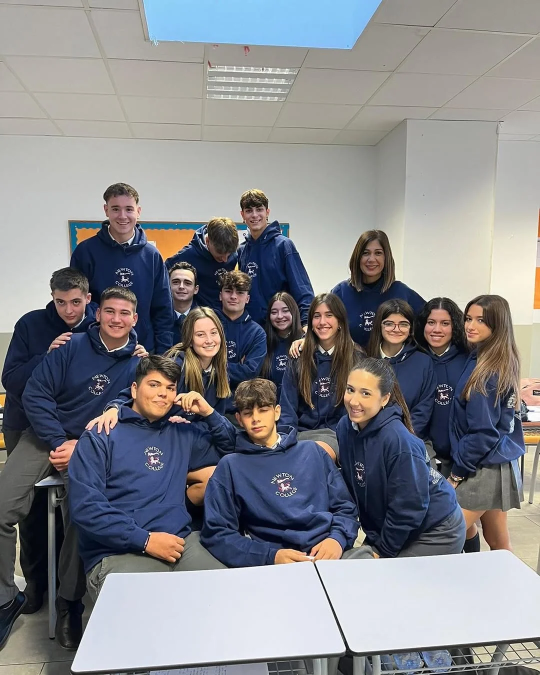 Grupo real de estudiantes con sudaderas personalizadas para su colegio