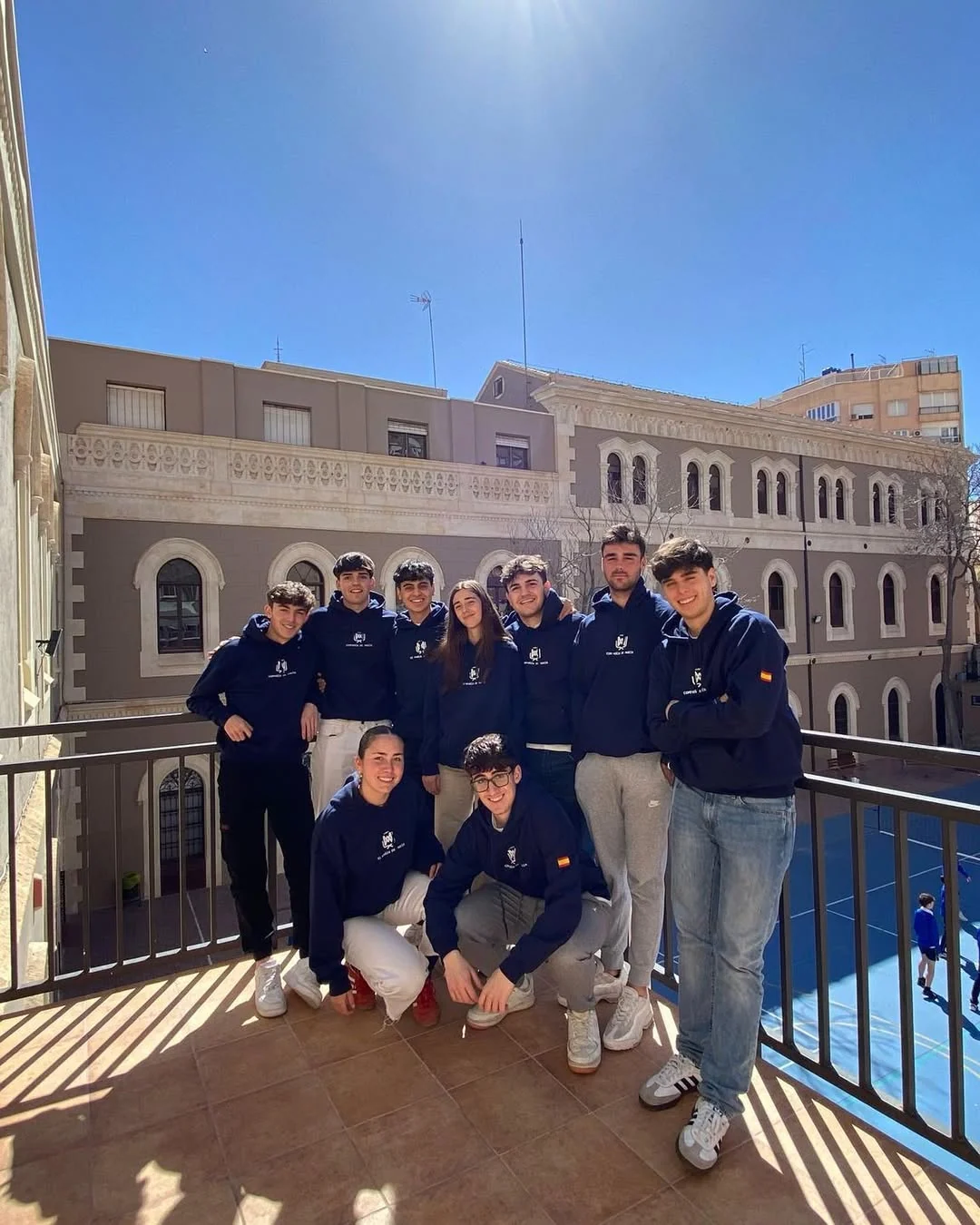 Grupo Erasmus con sudaderas personalizadas