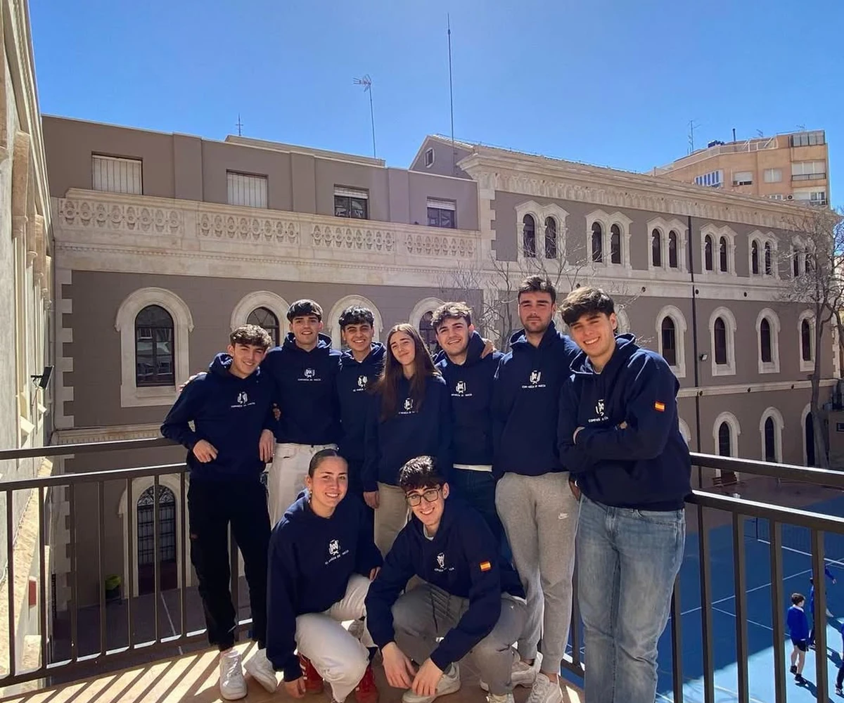 Grupo internacional con sudaderas personalizadas
