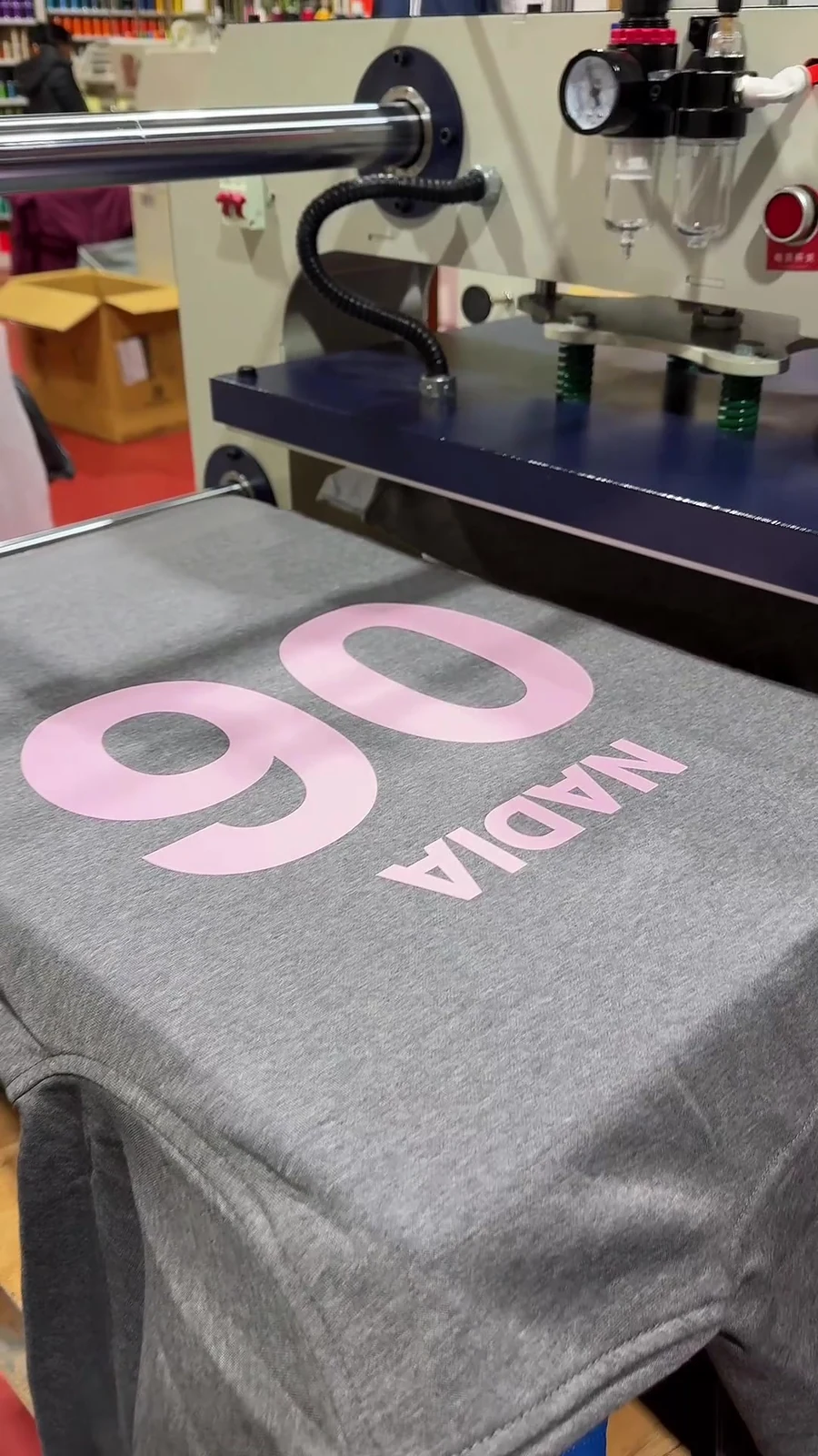 Producción real de una sudadera personalizada para una promoción