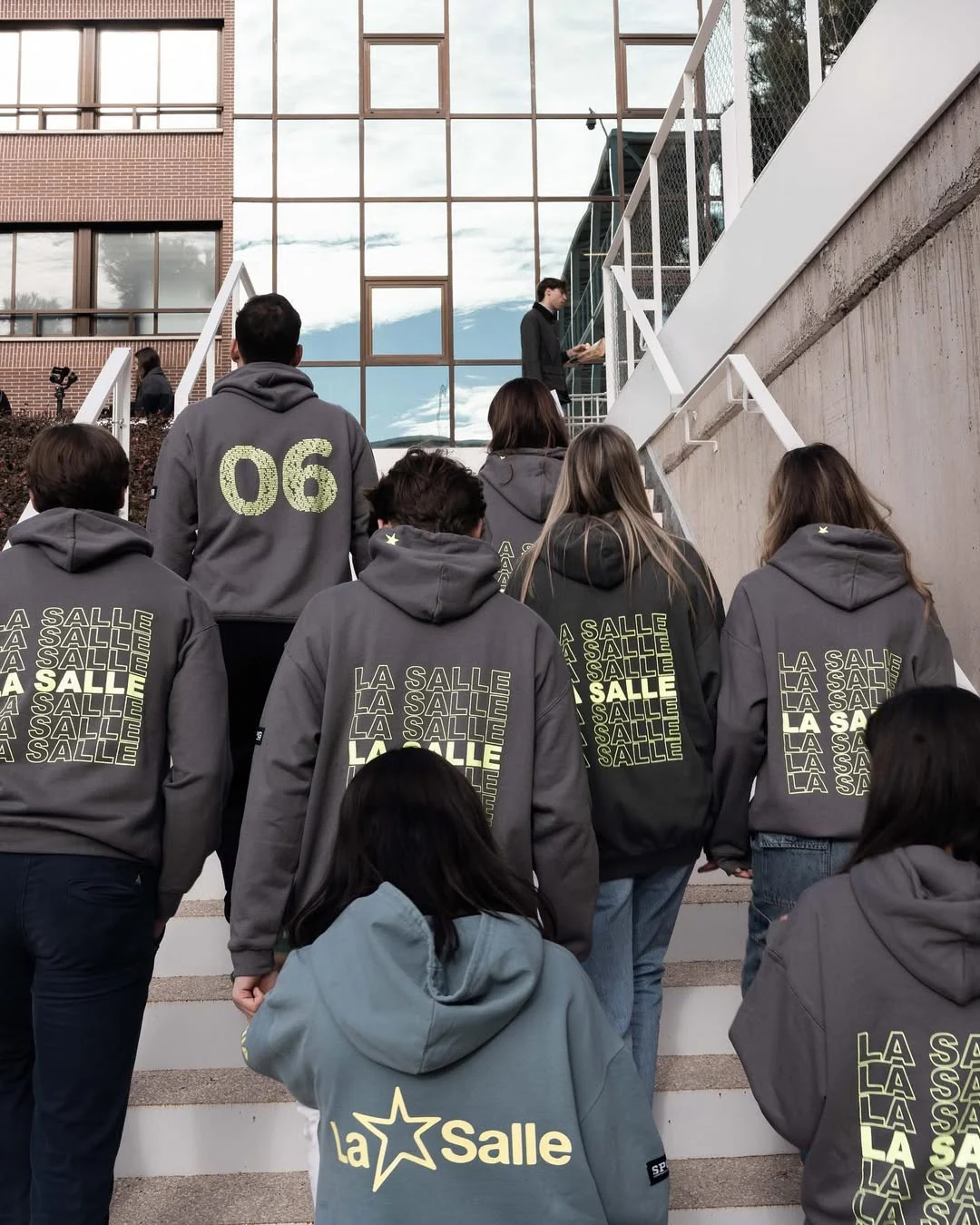 Grupo de instituto con sudaderas personalizadas de la promoción en el propio centro