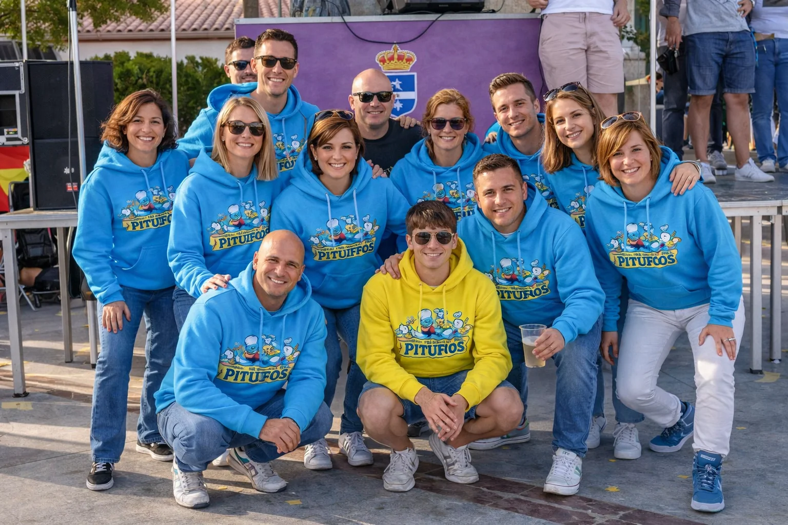 Peña real con sudaderas personalizadas para sus fiestas