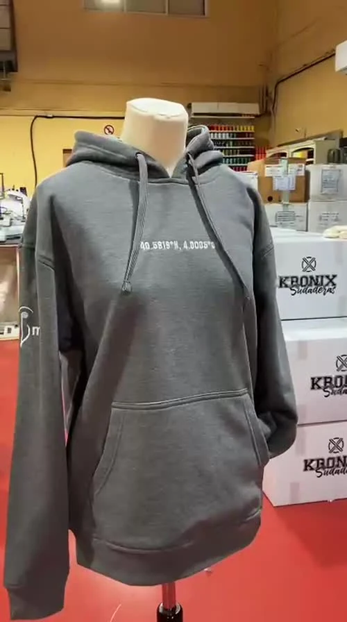 Sudadera personalizada terminada sobre maniquí en el taller de Kronix para un proyecto de grupo o empresa