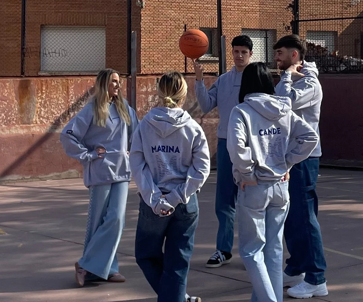 Grupo deportivo con sudaderas personalizadas