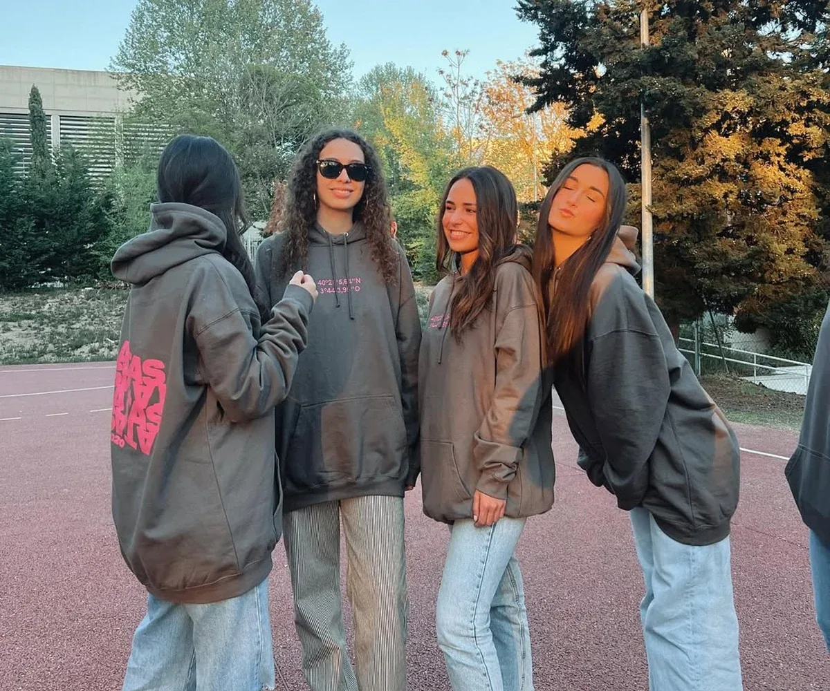 Grupo de viaje con sudaderas personalizadas