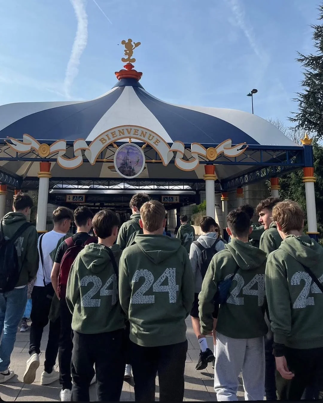 Grupo de estudiantes con sudaderas personalizadas durante su viaje