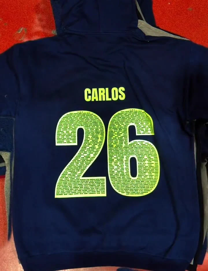 Detalle real de nombre y dorsal individual en sudadera de grupo
