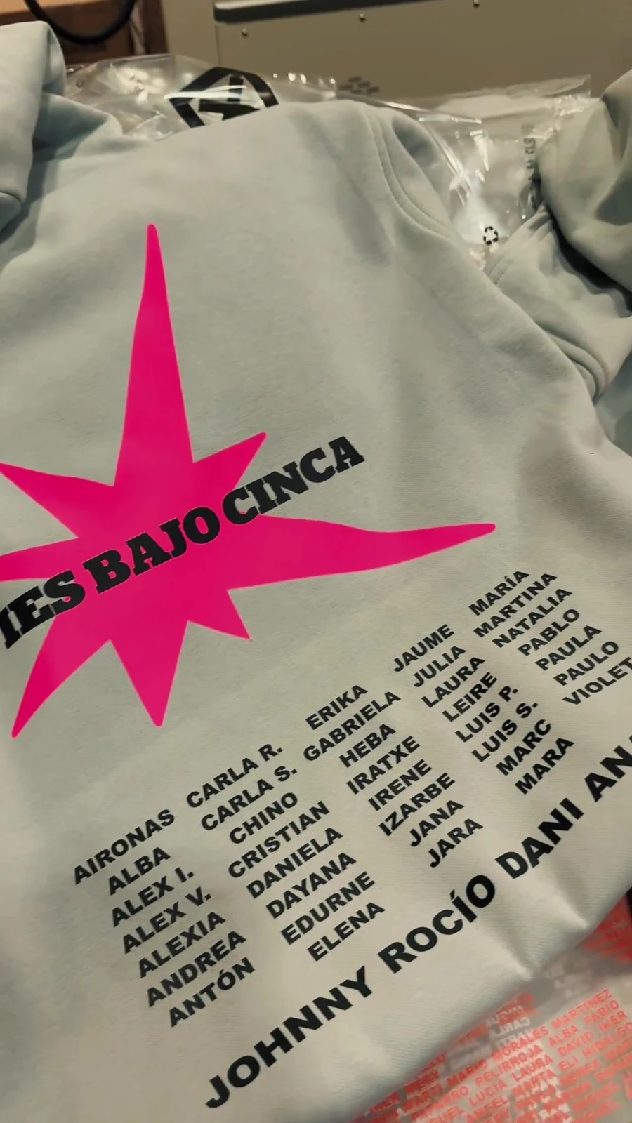 Sudadera escolar real en proceso de personalización