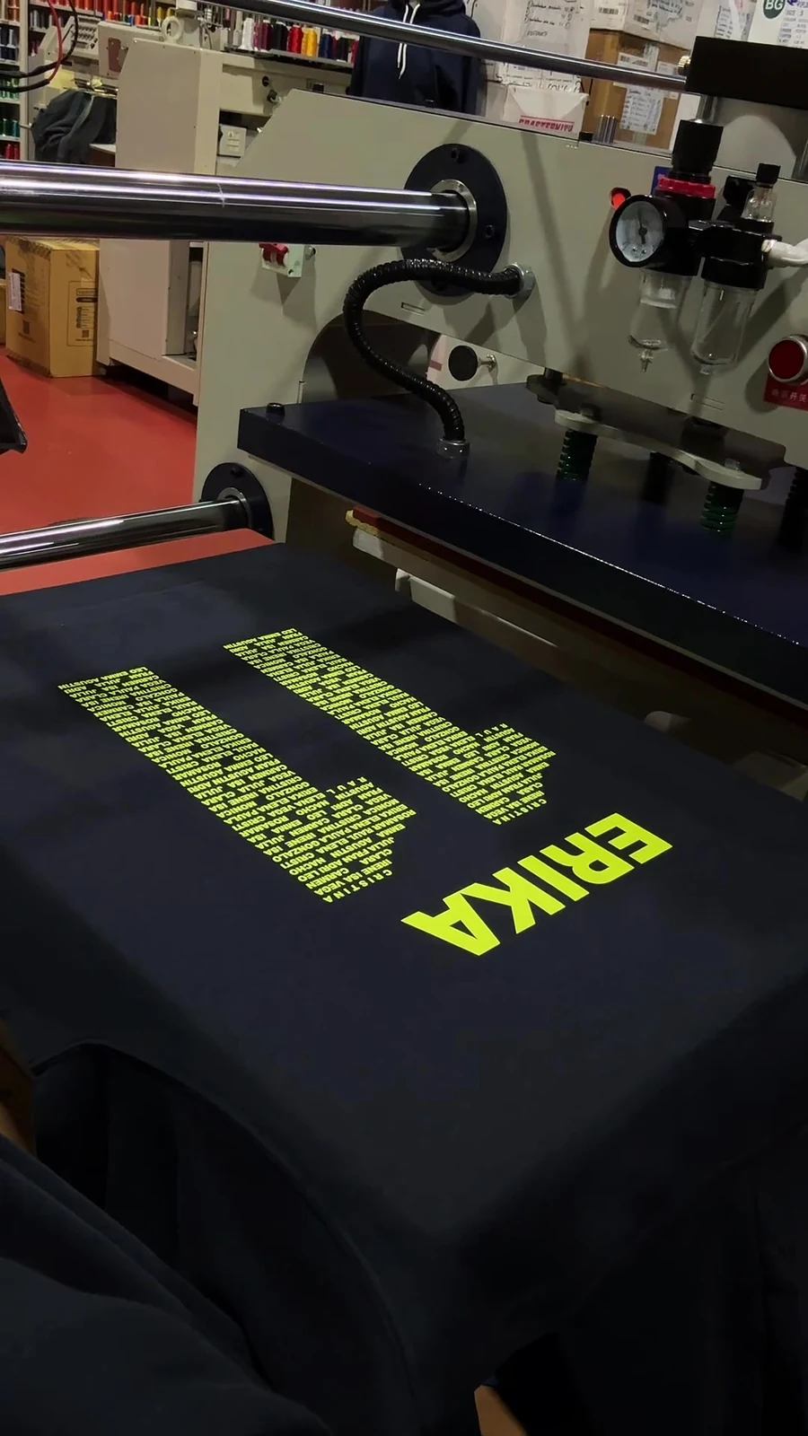 Personalización real de número para una sudadera de 4º ESO