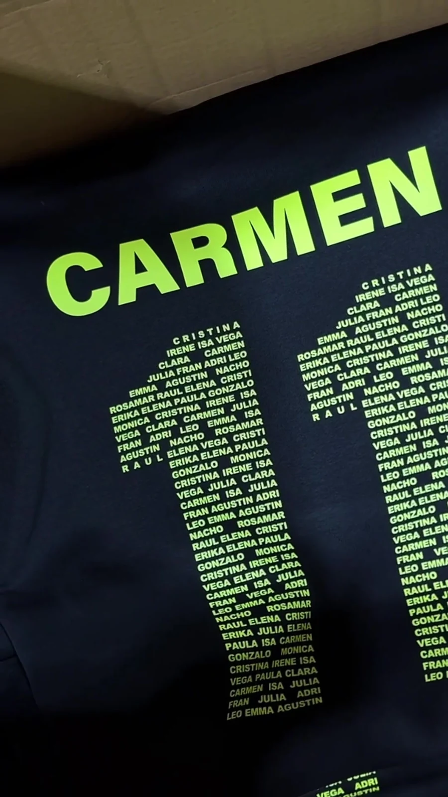 Proceso real de aplicación de un diseño en una sudadera de grupo