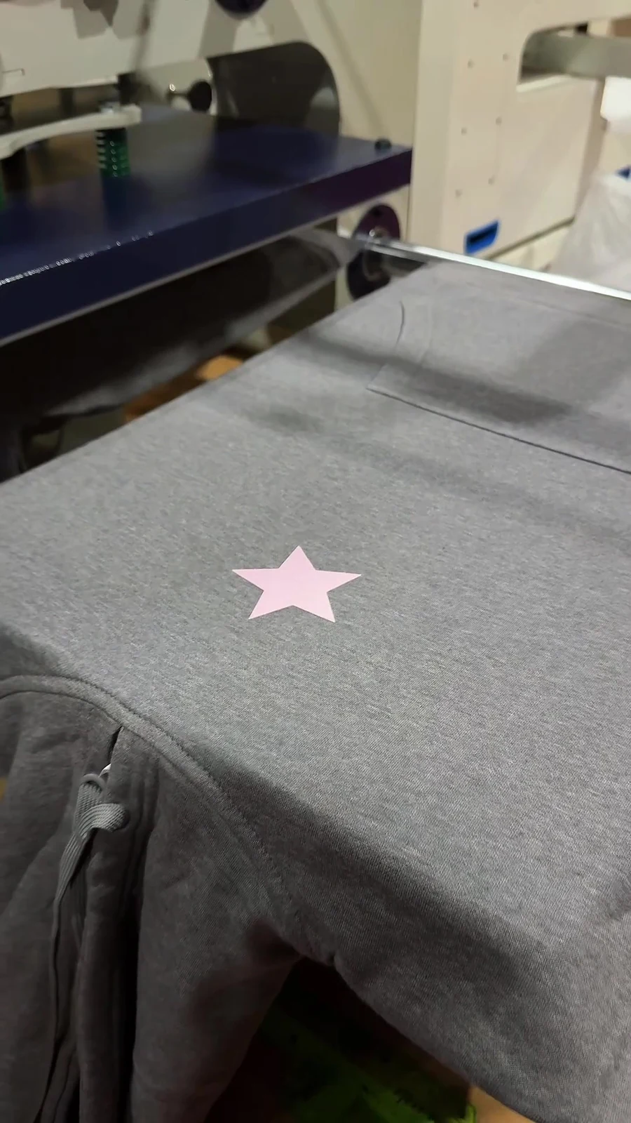 Número de promoción aplicado durante la producción de una sudadera