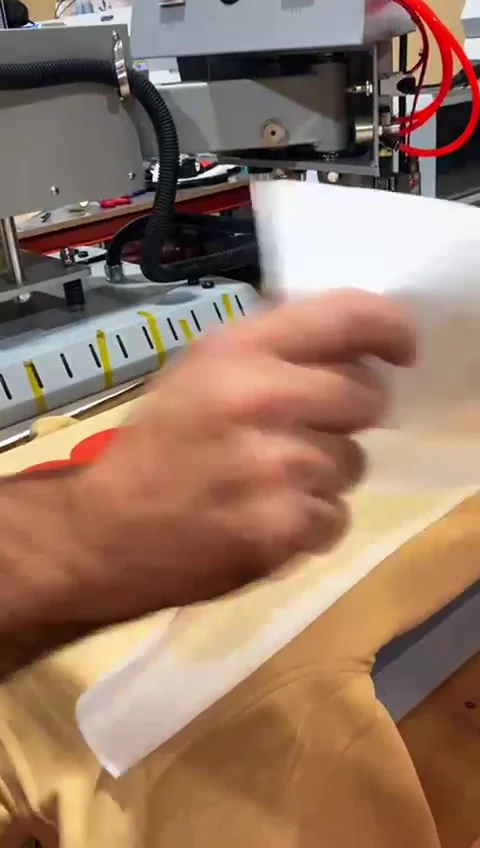 Preparación real de una prenda personalizada para graduación