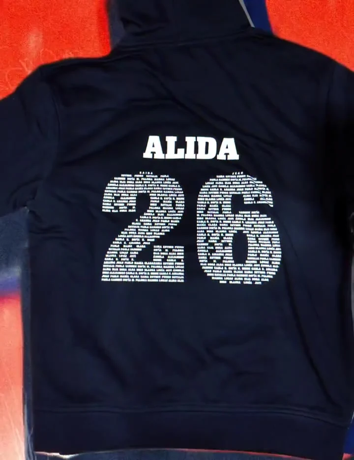 Nombre y número individual en una sudadera de grupo