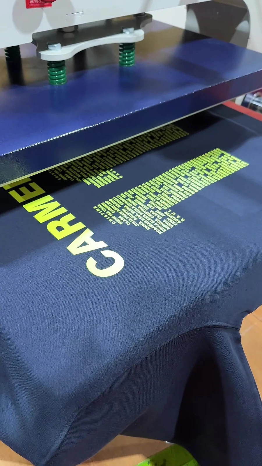 Aplicación real de un número personalizado durante producción