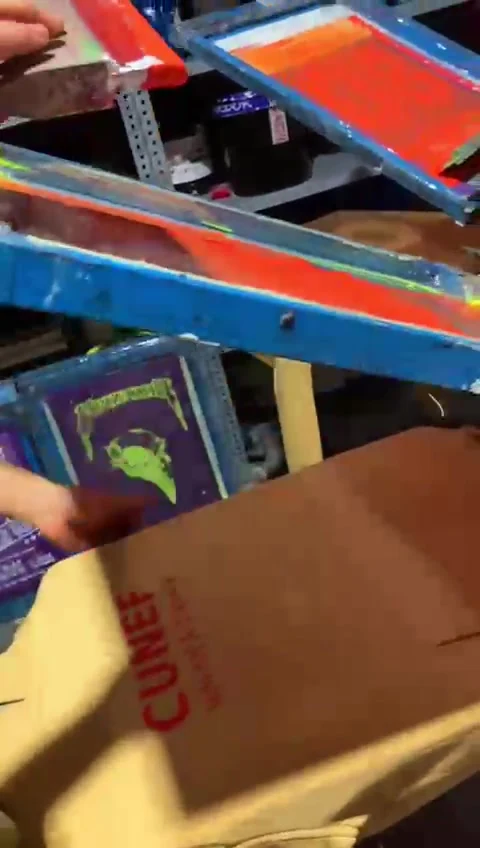 Detalle de producción de una sudadera universitaria personalizada