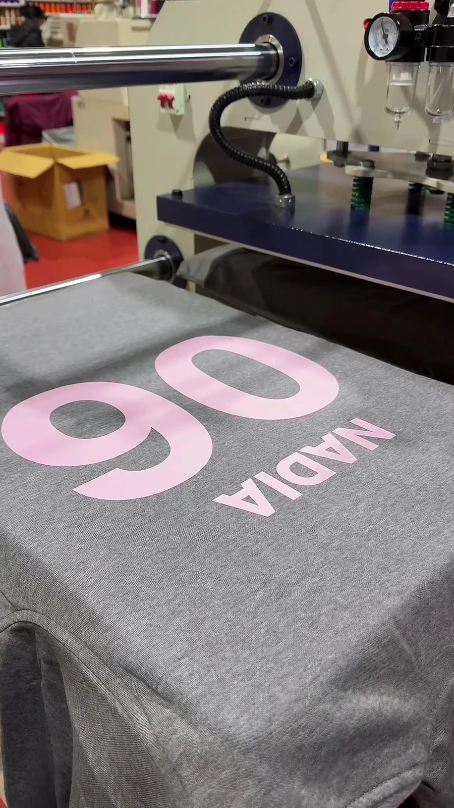 Número grande personalizado durante producción