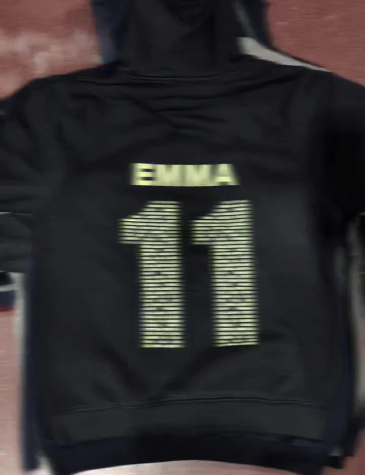 Dorsal y nombre individual en una sudadera de equipo