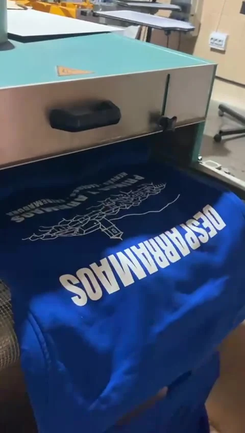 Proceso real de serigrafía en una sudadera de grupo