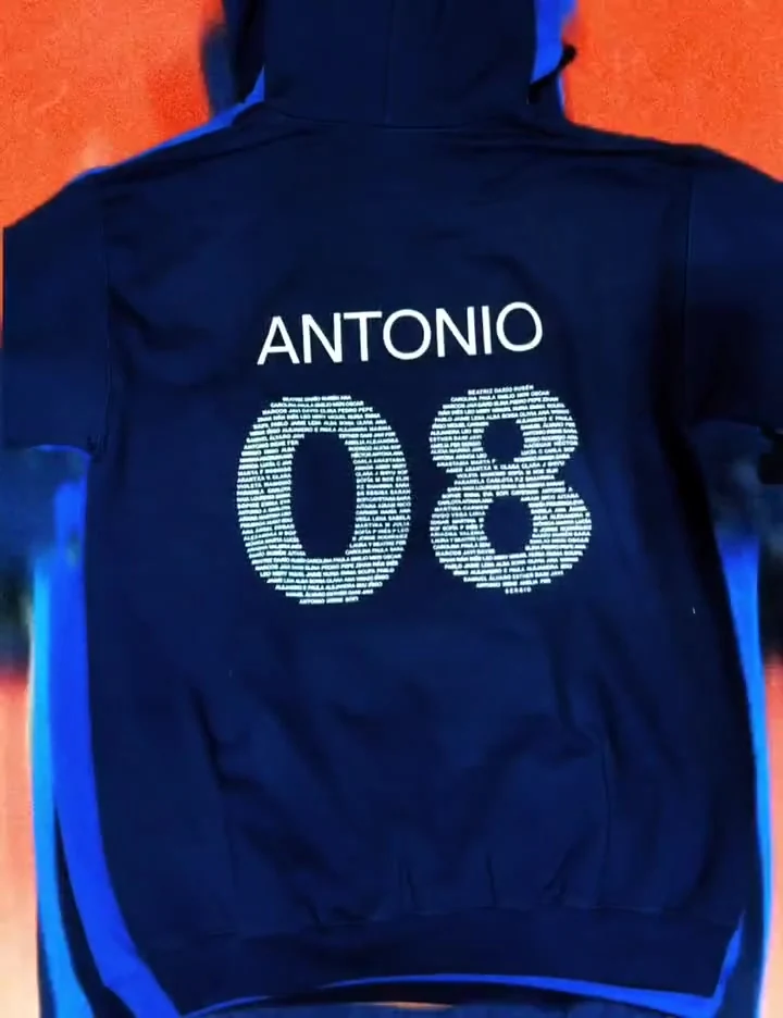 Detalle real de una sudadera con nombre y dorsal individual